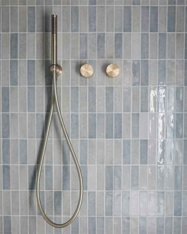 SLIM SHOWER ON BRACKET BRUSHED GOLD (NR307BG)
